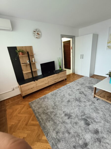 Stefan Cel Mare, langa metrou, colt cu Vasile Lascar ap 2 cam